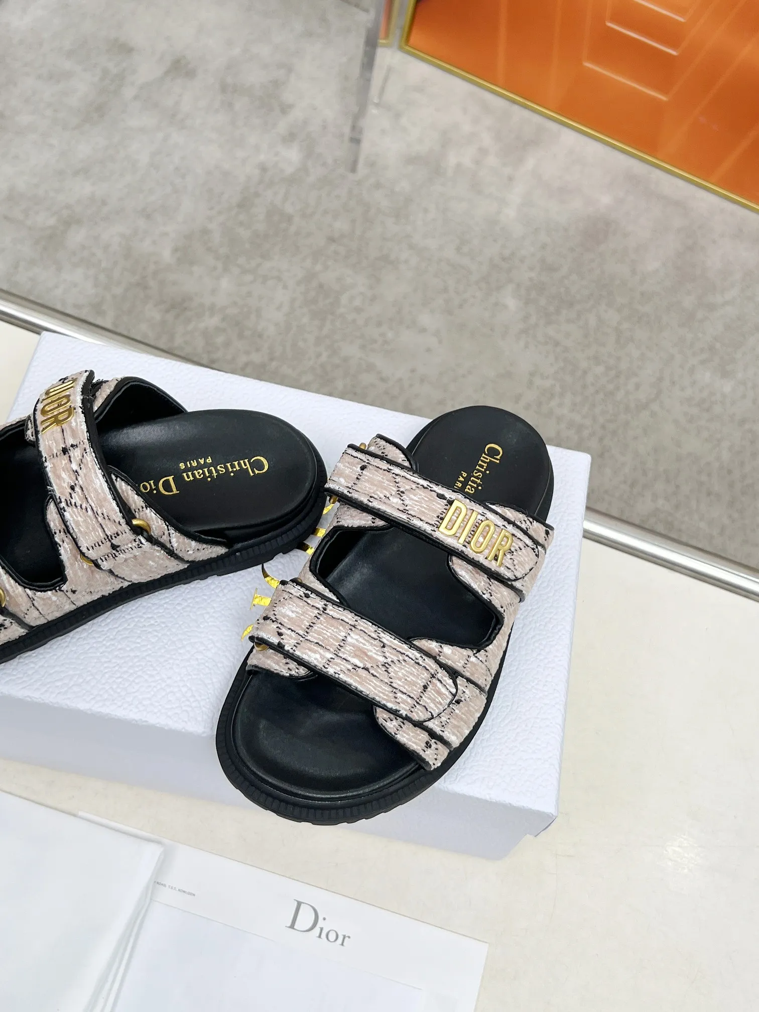 👟👟Ex-factory price 480👟👟Dior👏👏New classic style. 🔥Purchasing-level qualityThick-soled slippers popular in foreign counters. Upper➕Inner: original customized material, original mold opening of sole 1.1 (lightweight, code number 35-40 (41/42 can be customized)